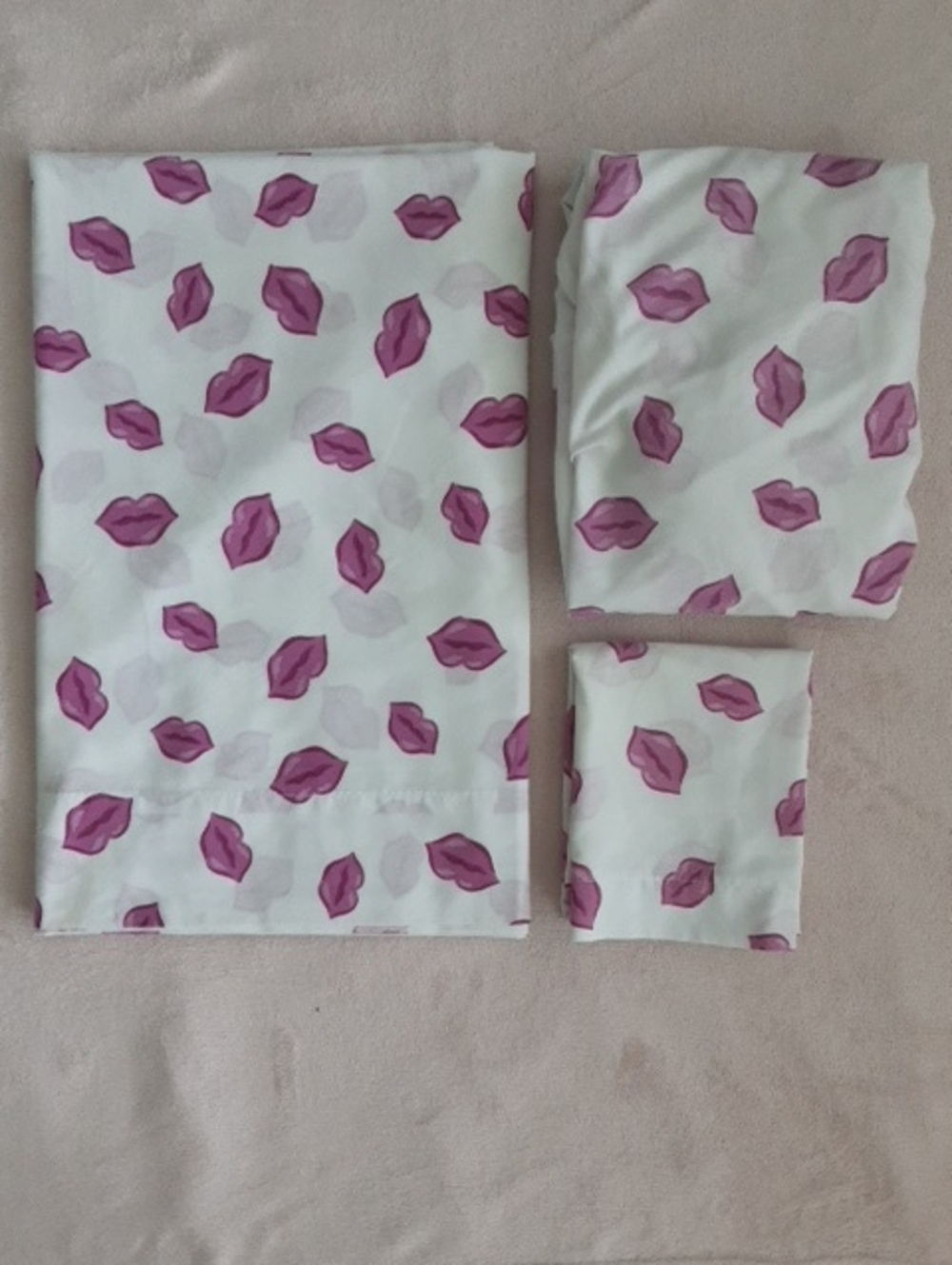 Vintage SPRINGS Fuscia Hot Pink Lips Kisses Twin sheet set NWOT